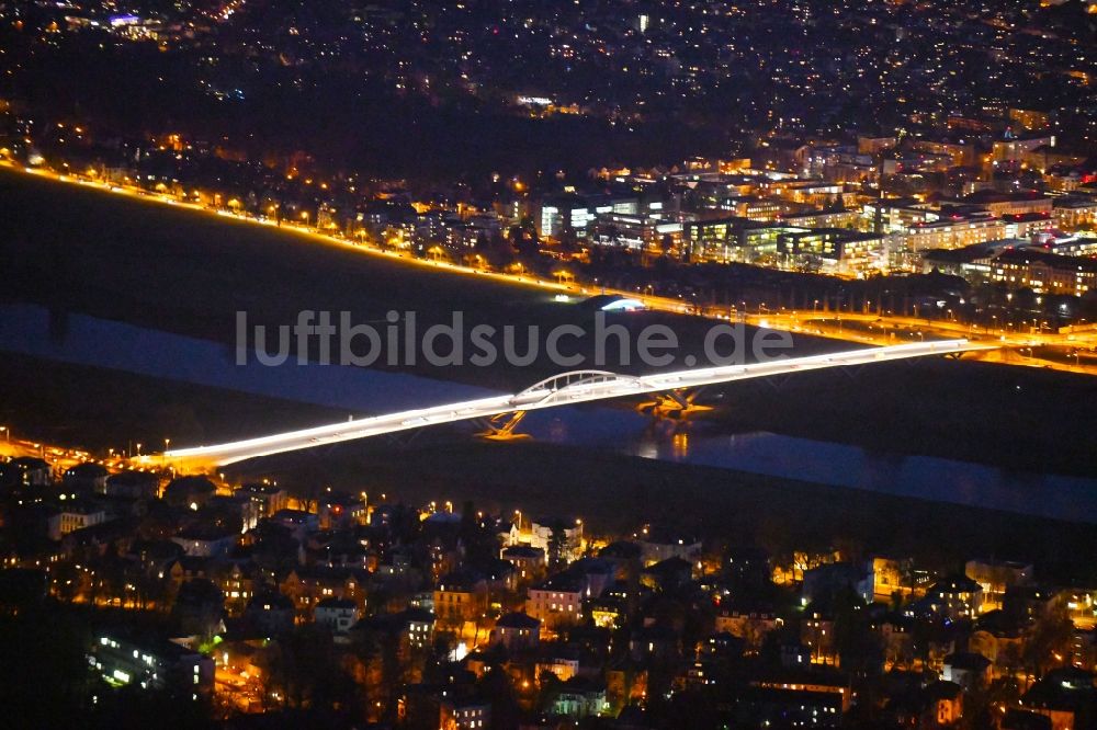 Nacht-Luftaufnahme Dresden - Nachtluftbild der Waldschlösschenbrücke am Elbeufer in Dresden im Bundesland Sachsen