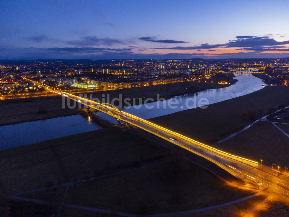 Dresden bei Nacht von oben - Nachtluftbild Nachtluftbild der Waldschlösschenbrücke am Elbeufer in Dresden im Bundesland Sachsen