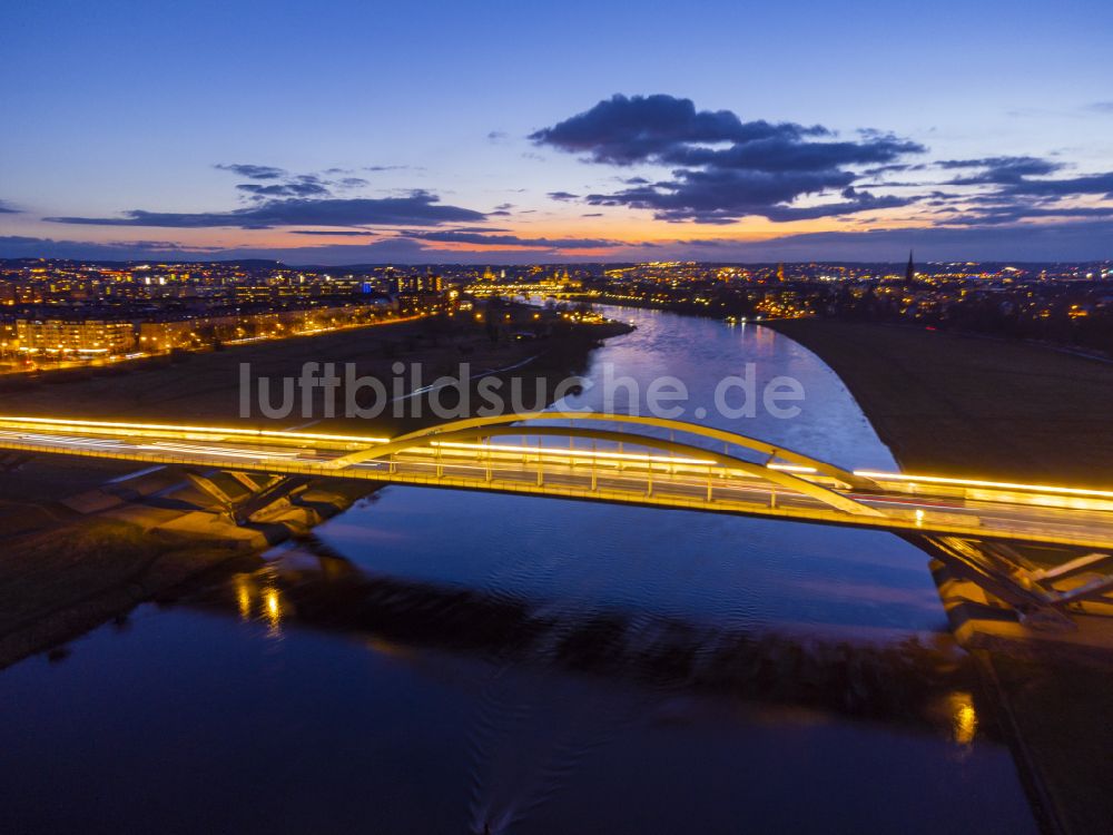 Dresden bei Nacht aus der Vogelperspektive: Nachtluftbild Nachtluftbild der Waldschlösschenbrücke am Elbeufer in Dresden im Bundesland Sachsen