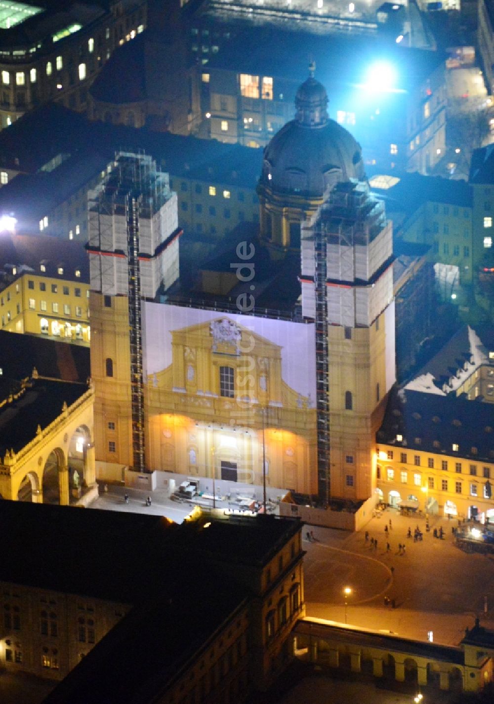 München bei Nacht von oben - Nachtluftbild der wegen Restaurartionsarbeiten eingerüsteten Theatinerkirche am Salvatorplatz in München im Bundesland Bayern