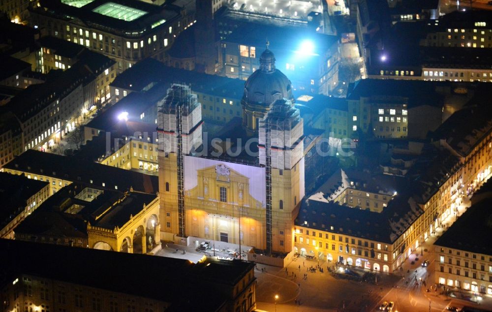 München bei Nacht aus der Vogelperspektive: Nachtluftbild der wegen Restaurartionsarbeiten eingerüsteten Theatinerkirche am Salvatorplatz in München im Bundesland Bayern