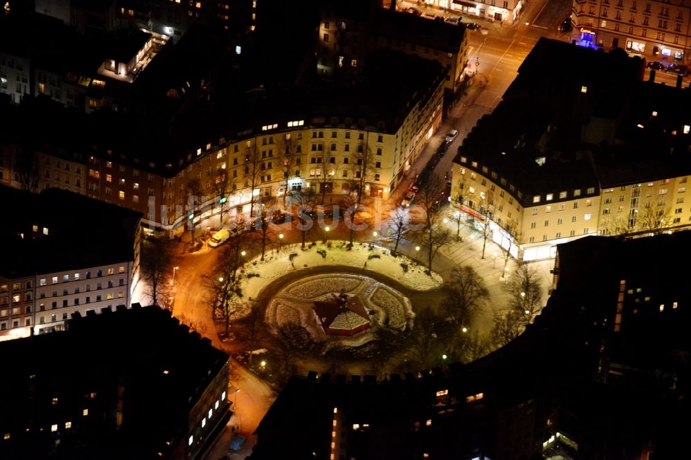 München bei Nacht von oben - Nachtluftbild der Wohnsiedlungen am kreisrunden Weißenburger Platz in München im Bundesland Bayern