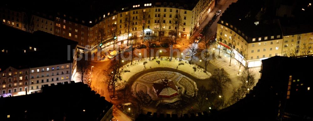 München bei Nacht aus der Vogelperspektive: Nachtluftbild der Wohnsiedlungen am kreisrunden Weißenburger Platz in München im Bundesland Bayern