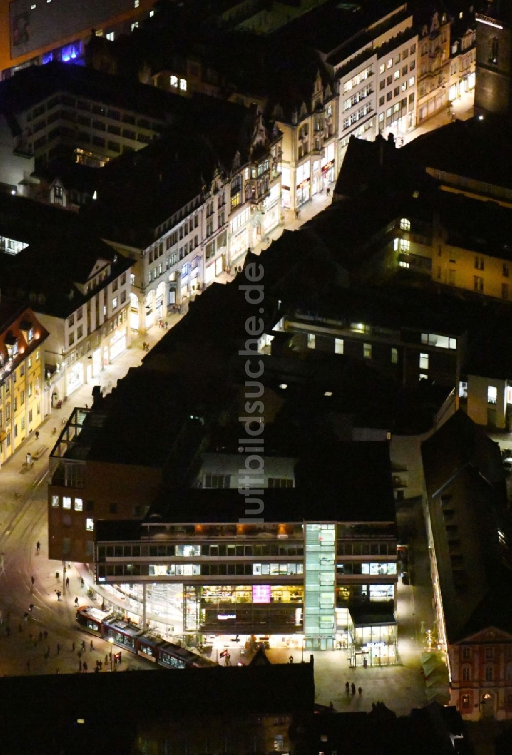 Nacht-Luftaufnahme Erfurt - Nachtluftbild des Altstadtbereich am Anger und Innenstadtzentrum in Erfurt im Bundesland Thüringen