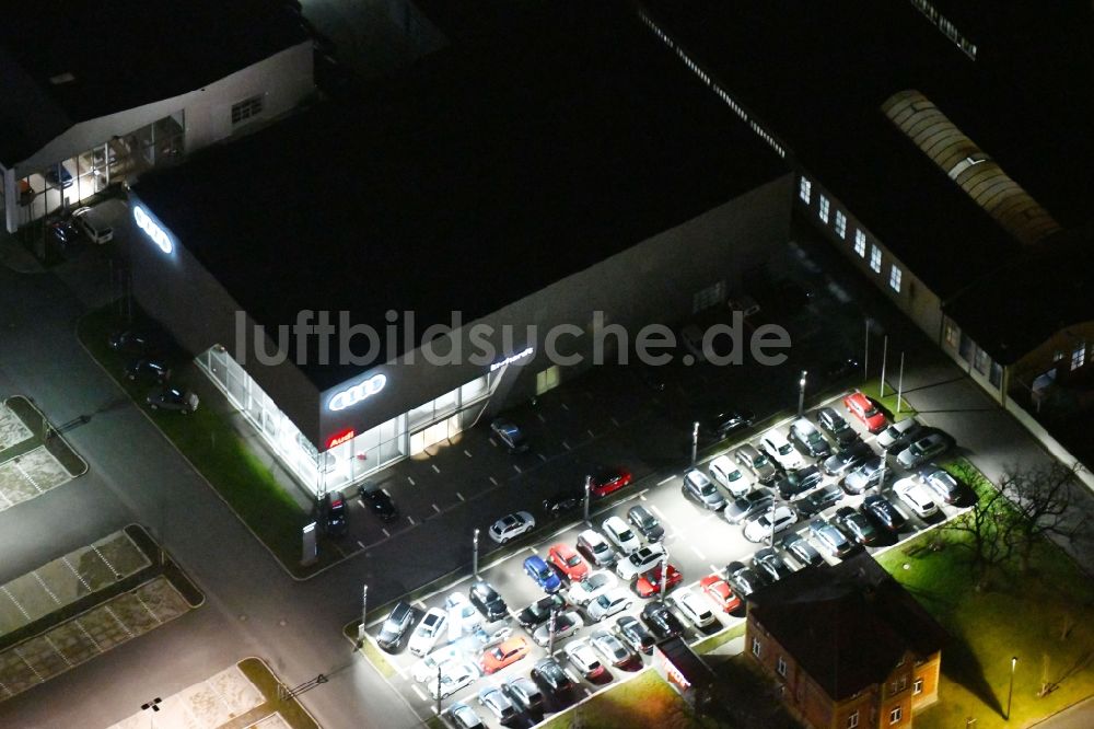 Nacht-Luftaufnahme Arnstadt - Nachtluftbild des Autohandels- Gebäude des Autohauses Ehrhardt AG Audi Arnstadt in der Ichtershäuser Straße in Arnstadt im Bundesland Thüringen, Deutschland