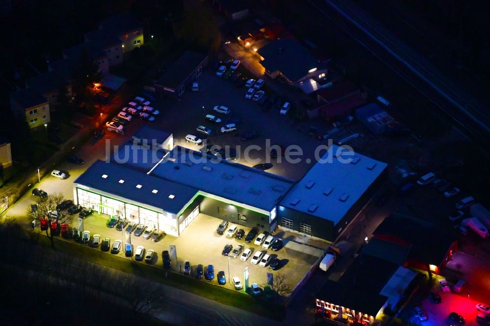 Nacht-Luftaufnahme Bernau - Nachtluftbild des Autohandels- Gebäude des Autohauses J.H.Auto(h)aus Europa in Bernau im Bundesland Brandenburg, Deutschland