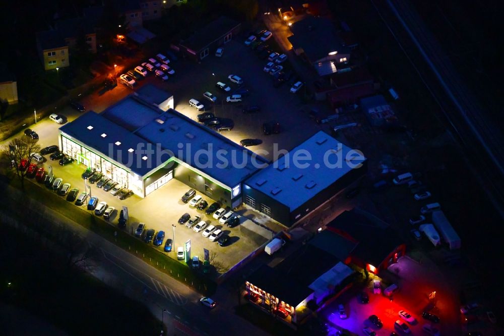 Bernau bei Nacht von oben - Nachtluftbild des Autohandels- Gebäude des Autohauses J.H.Auto(h)aus Europa in Bernau im Bundesland Brandenburg, Deutschland