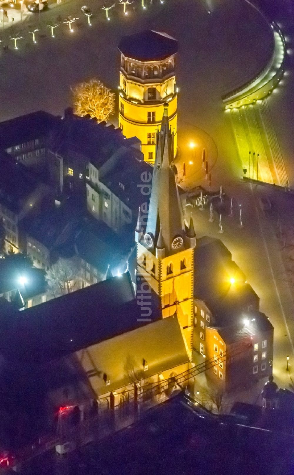 Nachtluftbild Düsseldorf - Nachtluftbild des beleuchteten Schlossturm am Schlossplatz in Düsseldorf im Bundesland Nordrhein-Westfalen NRW