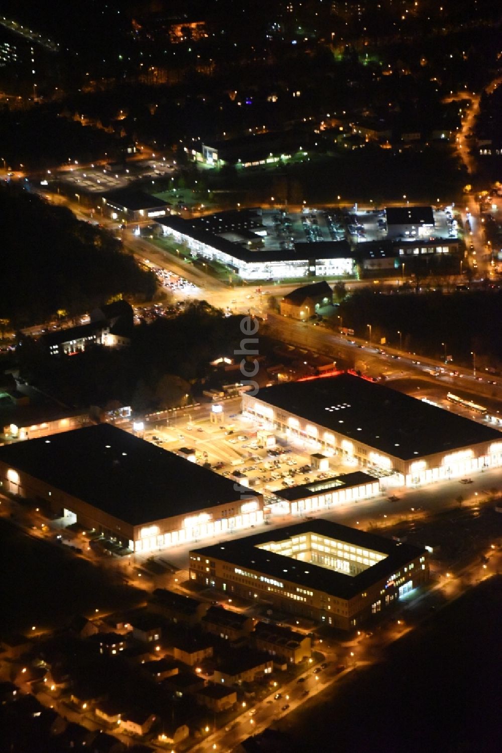 Nacht-Luftaufnahme Berlin - Nachtluftbild des Biesdorf Center in Berlin Biesdorf