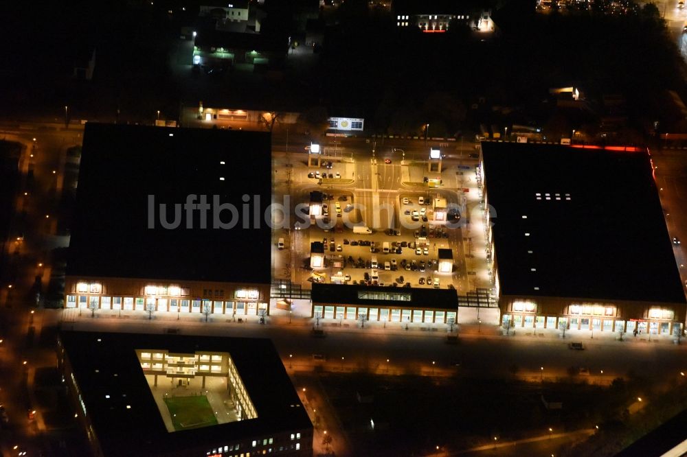 Berlin bei Nacht von oben - Nachtluftbild des Biesdorf Center in Berlin Biesdorf