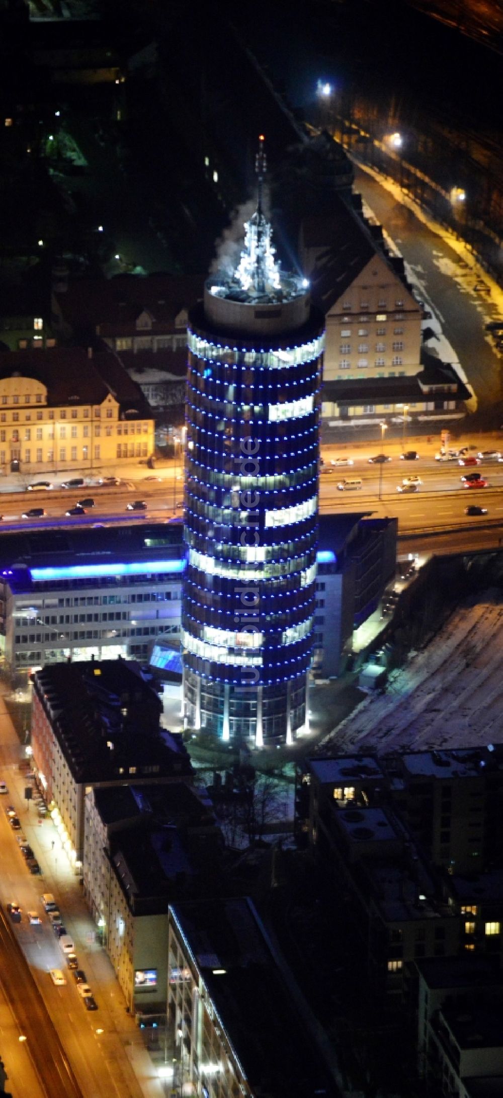 Nacht-Luftaufnahme München - Nachtluftbild des blau beleuchteten Hochhauses Central Tower in München im Bundesland Bayern