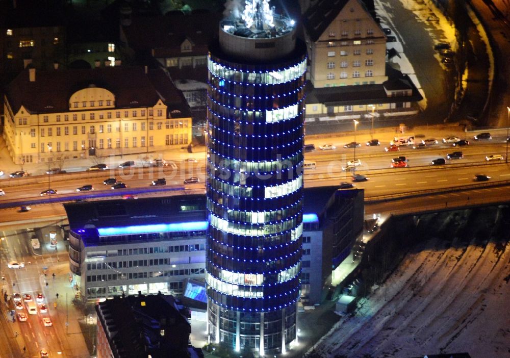 München bei Nacht von oben - Nachtluftbild des blau beleuchteten Hochhauses Central Tower in München im Bundesland Bayern