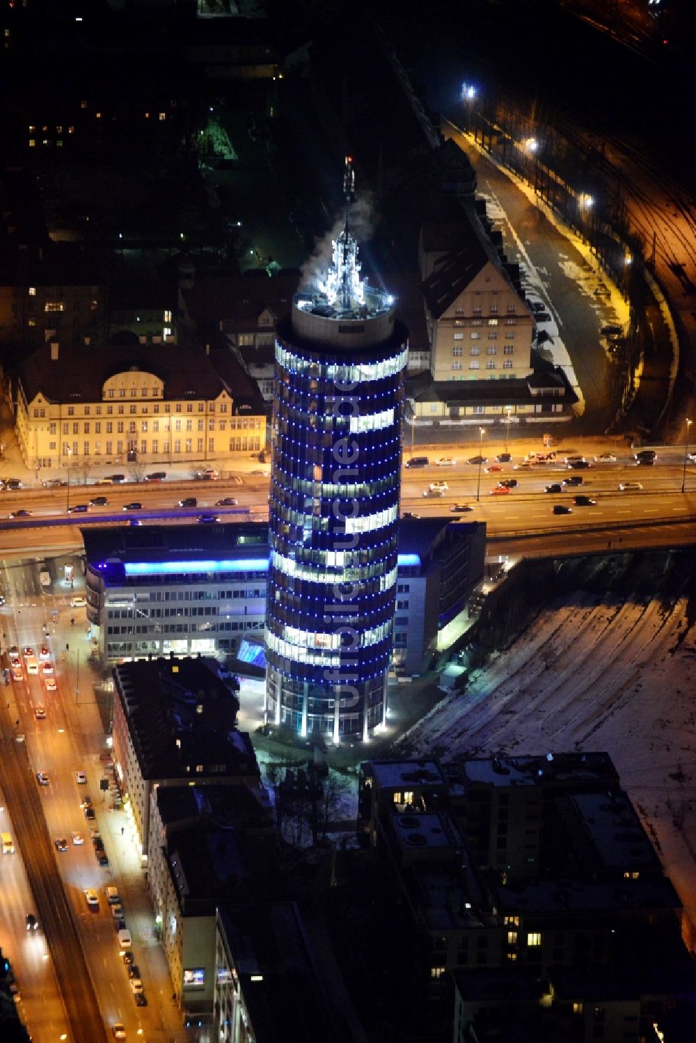 München bei Nacht aus der Vogelperspektive: Nachtluftbild des blau beleuchteten Hochhauses Central Tower in München im Bundesland Bayern