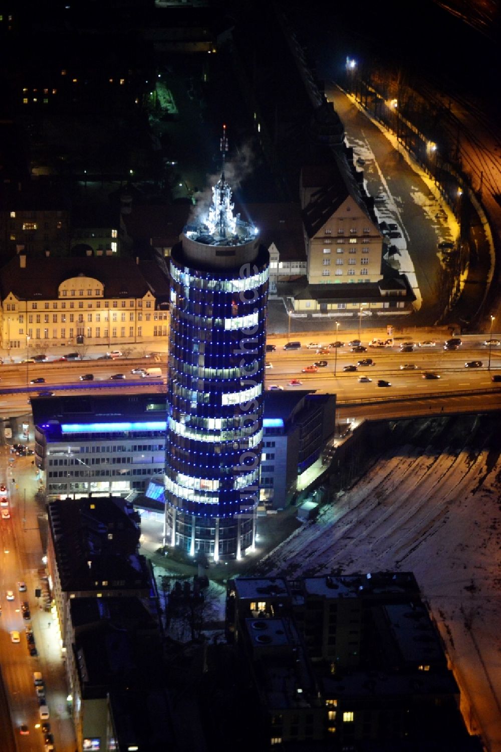 Nachtluftbild München - Nachtluftbild des blau beleuchteten Hochhauses Central Tower in München im Bundesland Bayern