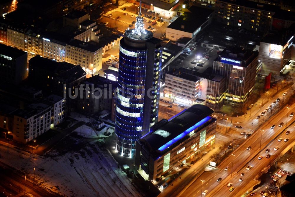 München bei Nacht aus der Vogelperspektive: Nachtluftbild des blau beleuchteten Hochhauses Central Tower in München im Bundesland Bayern