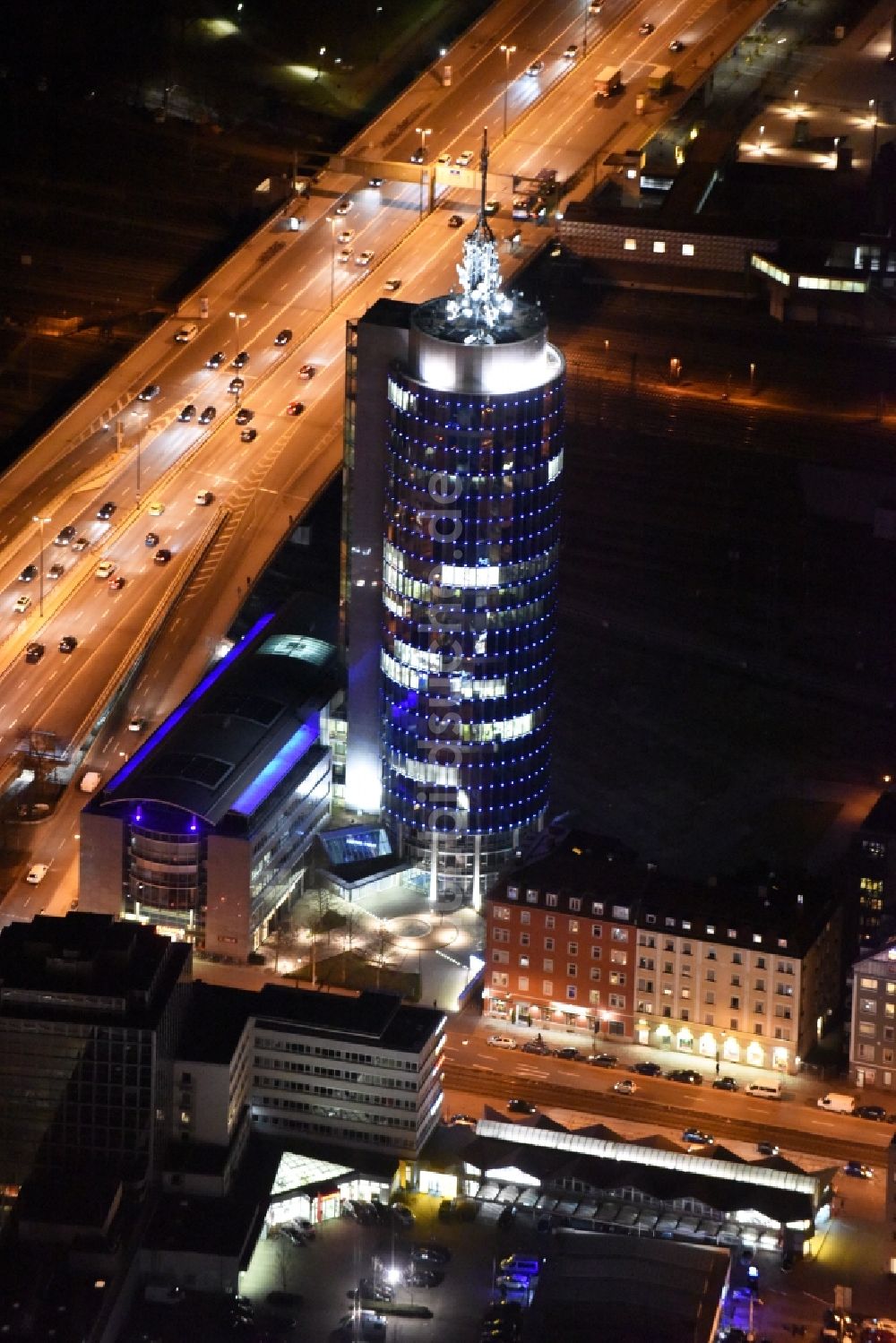 Nacht-Luftaufnahme München - Nachtluftbild des blau beleuchteten Hochhauses Central Tower in München im Bundesland Bayern