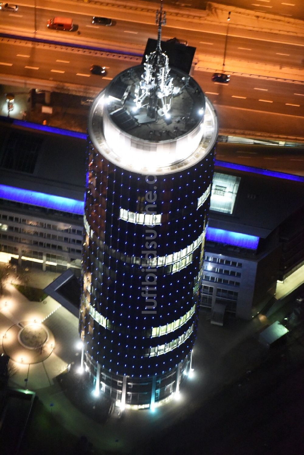 München bei Nacht von oben - Nachtluftbild des blau beleuchteten Hochhauses Central Tower in München im Bundesland Bayern