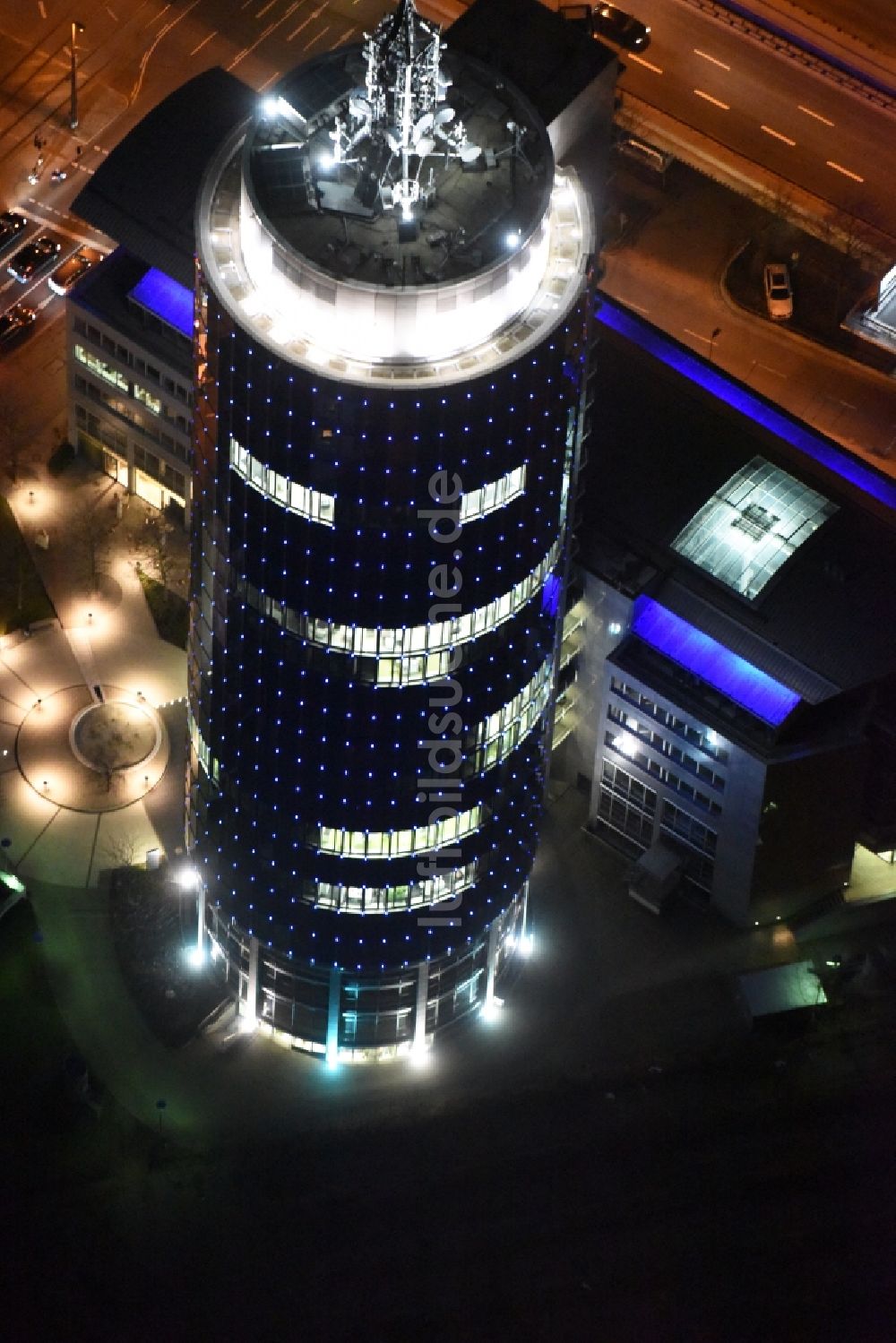 München bei Nacht aus der Vogelperspektive: Nachtluftbild des blau beleuchteten Hochhauses Central Tower in München im Bundesland Bayern