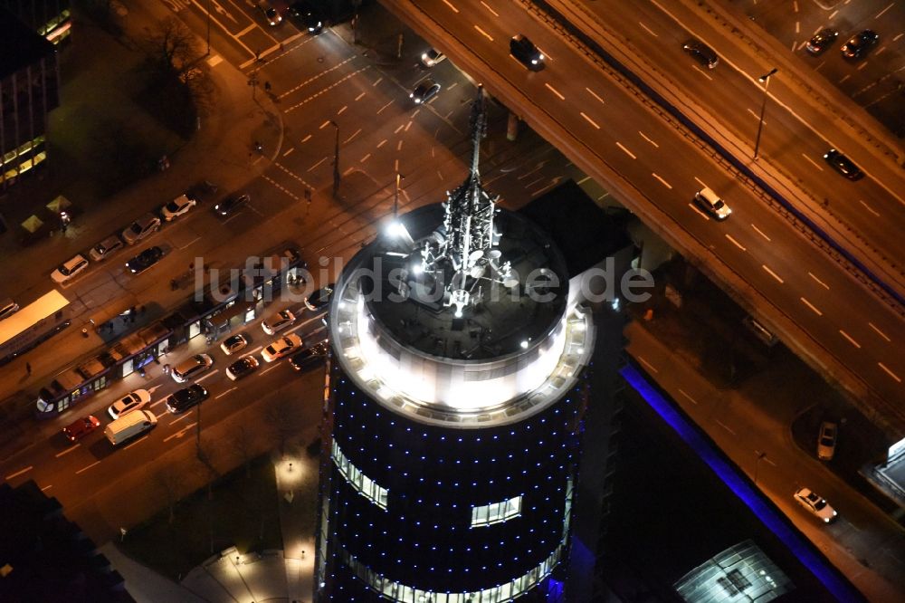 Nachtluftbild München - Nachtluftbild des blau beleuchteten Hochhauses Central Tower in München im Bundesland Bayern