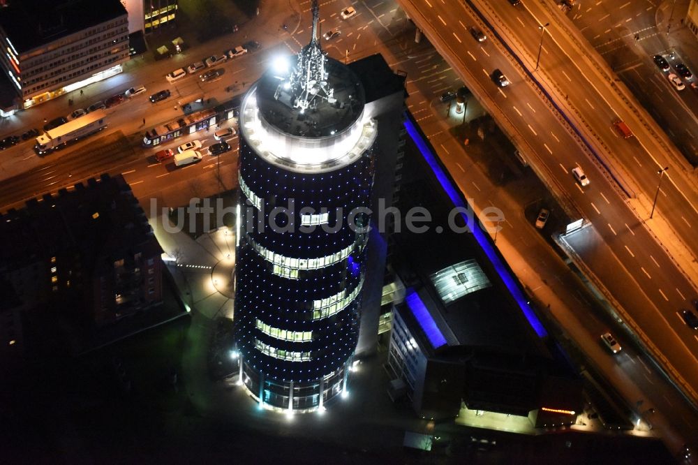 Nacht-Luftaufnahme München - Nachtluftbild des blau beleuchteten Hochhauses Central Tower in München im Bundesland Bayern