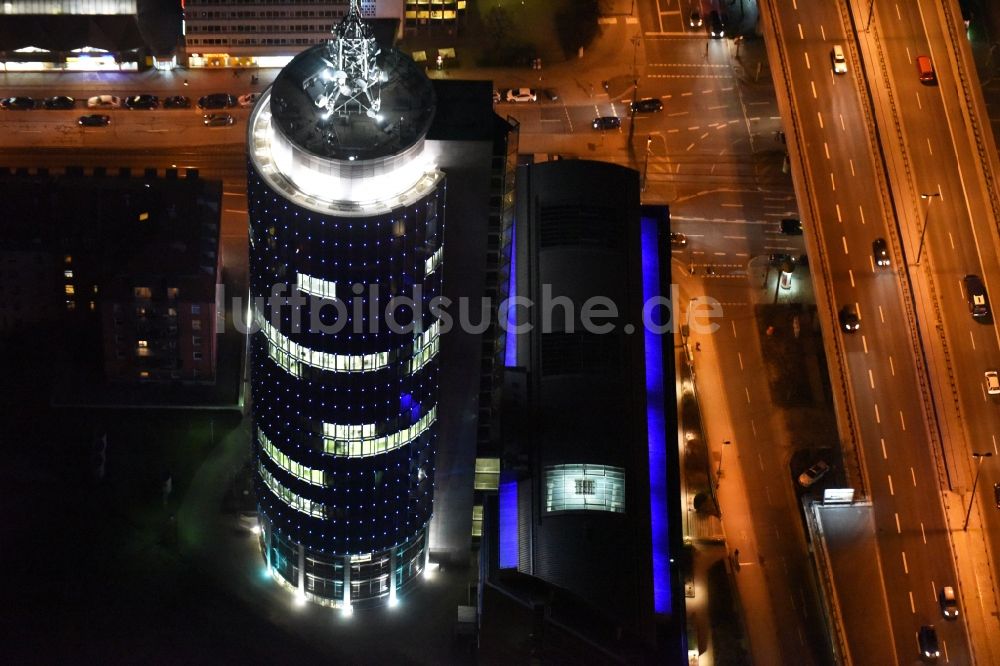 München bei Nacht von oben - Nachtluftbild des blau beleuchteten Hochhauses Central Tower in München im Bundesland Bayern