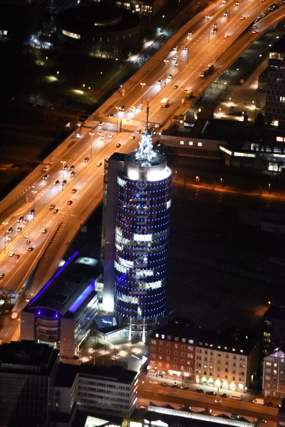 Nachtluftbild München - Nachtluftbild des blau beleuchteten Hochhauses Central Tower in München im Bundesland Bayern