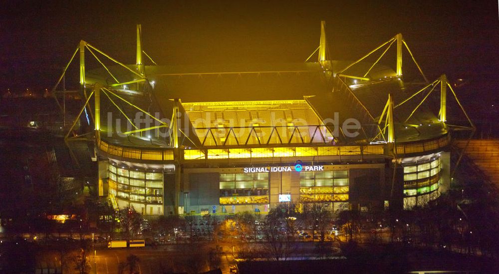 Dortmund bei Nacht aus der Vogelperspektive: Nachtluftbild des Borusseum , dem Stadion Signal Iduna Park in Dortmund