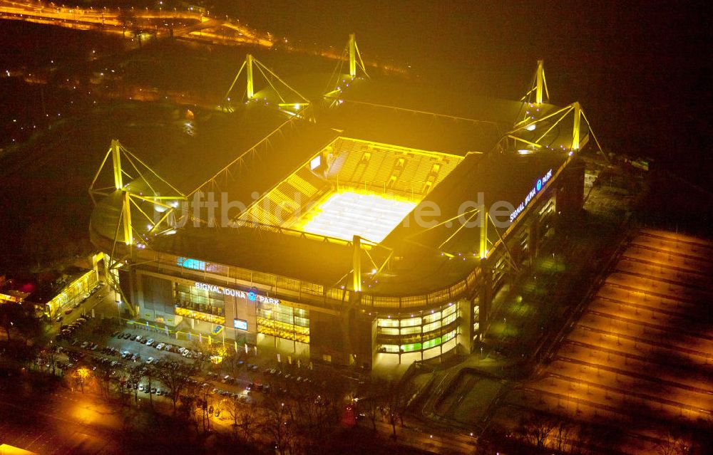 Dortmund bei Nacht aus der Vogelperspektive: Nachtluftbild des Borusseum , dem Stadion Signal Iduna Park in Dortmund