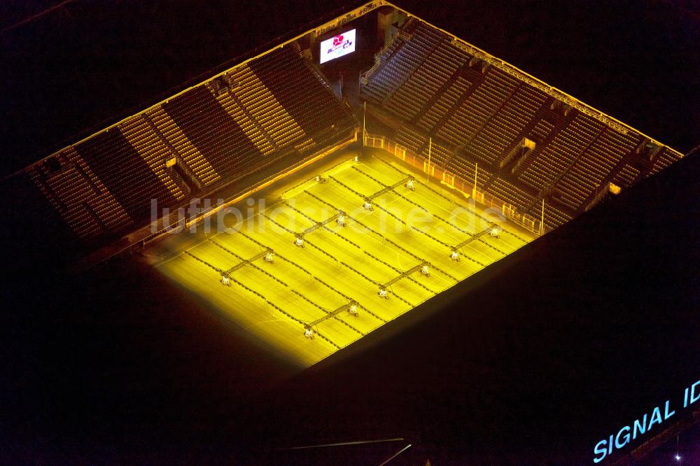 Nachtluftbild Dortmund - Nachtluftbild des Borusseum , dem Stadion Signal Iduna Park in Dortmund