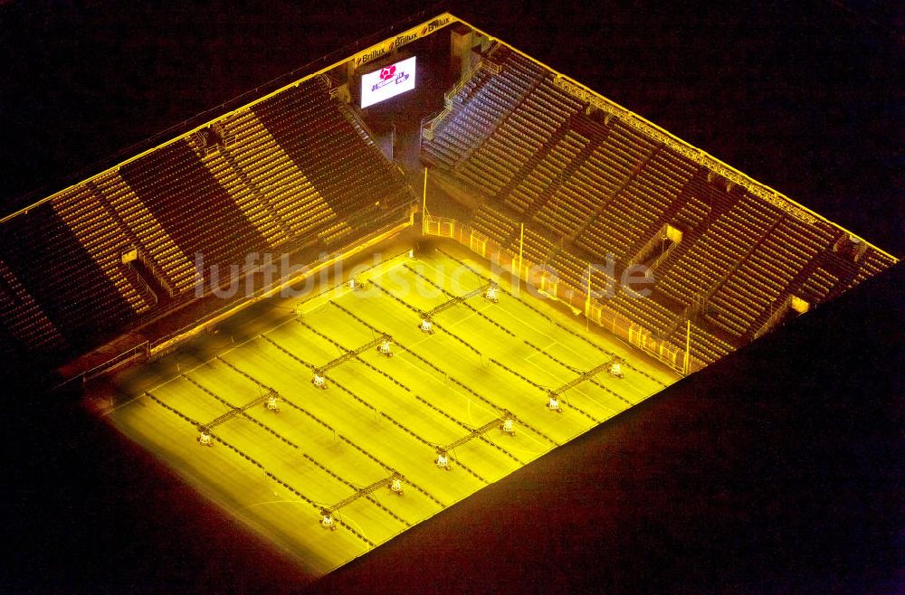 Nacht-Luftaufnahme Dortmund - Nachtluftbild des Borusseum , dem Stadion Signal Iduna Park in Dortmund