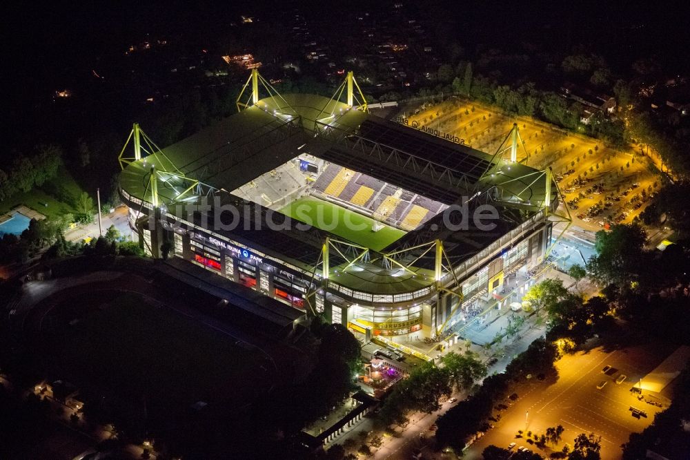 Dortmund bei Nacht aus der Vogelperspektive: Nachtluftbild des Borusseum , dem Stadion Signal Iduna Park in Dortmund