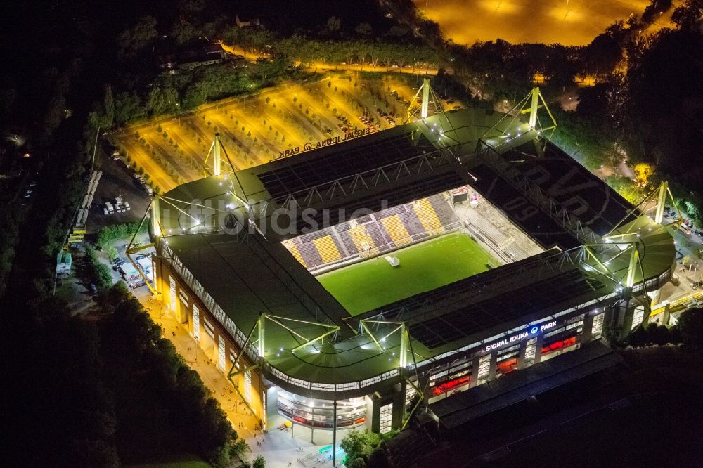 Dortmund bei Nacht aus der Vogelperspektive: Nachtluftbild des Borusseum , dem Stadion Signal Iduna Park in Dortmund