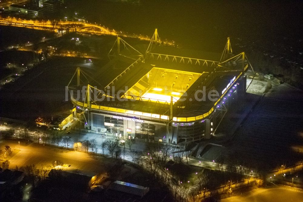 Dortmund bei Nacht aus der Vogelperspektive: Nachtluftbild des Borusseum , dem Stadion Signal Iduna Park in Dortmund