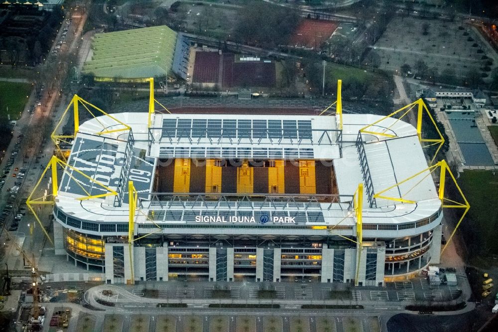 Nacht-Luftaufnahme Dortmund - Nachtluftbild des Borusseum , dem Stadion Signal Iduna Park in Dortmund in Nordrhein-Westfalen