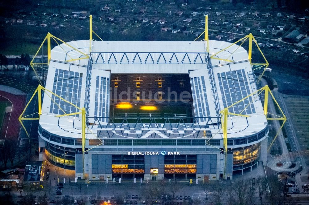 Dortmund bei Nacht von oben - Nachtluftbild des Borusseum , dem Stadion Signal Iduna Park in Dortmund in Nordrhein-Westfalen