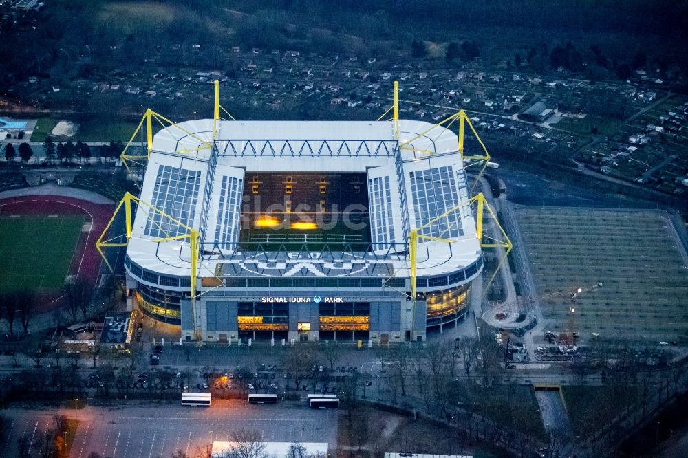 Dortmund bei Nacht aus der Vogelperspektive: Nachtluftbild des Borusseum , dem Stadion Signal Iduna Park in Dortmund in Nordrhein-Westfalen