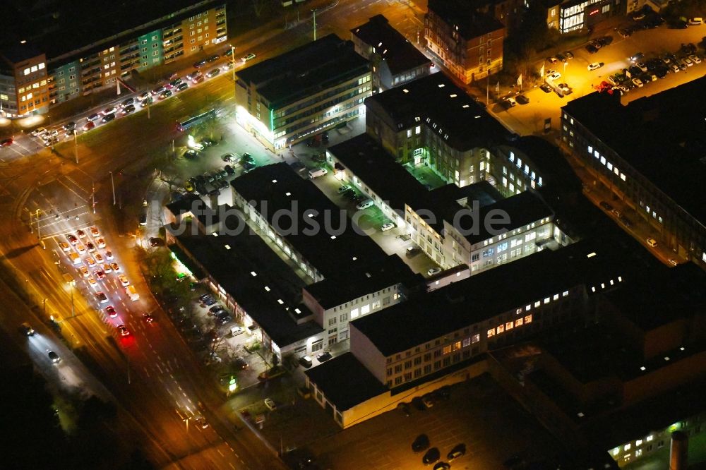 Braunschweig bei Nacht von oben - Nachtluftbild des Büro- und Geschäftshaus- Ensemble an der Böcklerstraße - Wolfenbütteler Straße in Braunschweig im Bundesland Niedersachsen, Deutschland