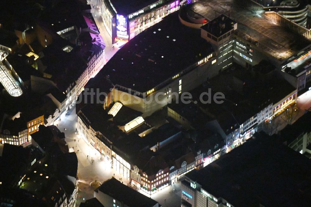 Braunschweig bei Nacht von oben - Nachtluftbild des Büro- und Geschäftshaus- Ensemble entlang der Schuhstraße in Braunschweig im Bundesland Niedersachsen, Deutschland