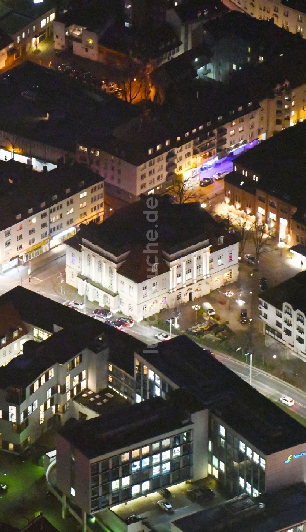 Braunschweig bei Nacht aus der Vogelperspektive: Nachtluftbild des Bürogebäude des Geschäftshauses an der Küchenstraße Ecke Höhe in Braunschweig im Bundesland Niedersachsen, Deutschland