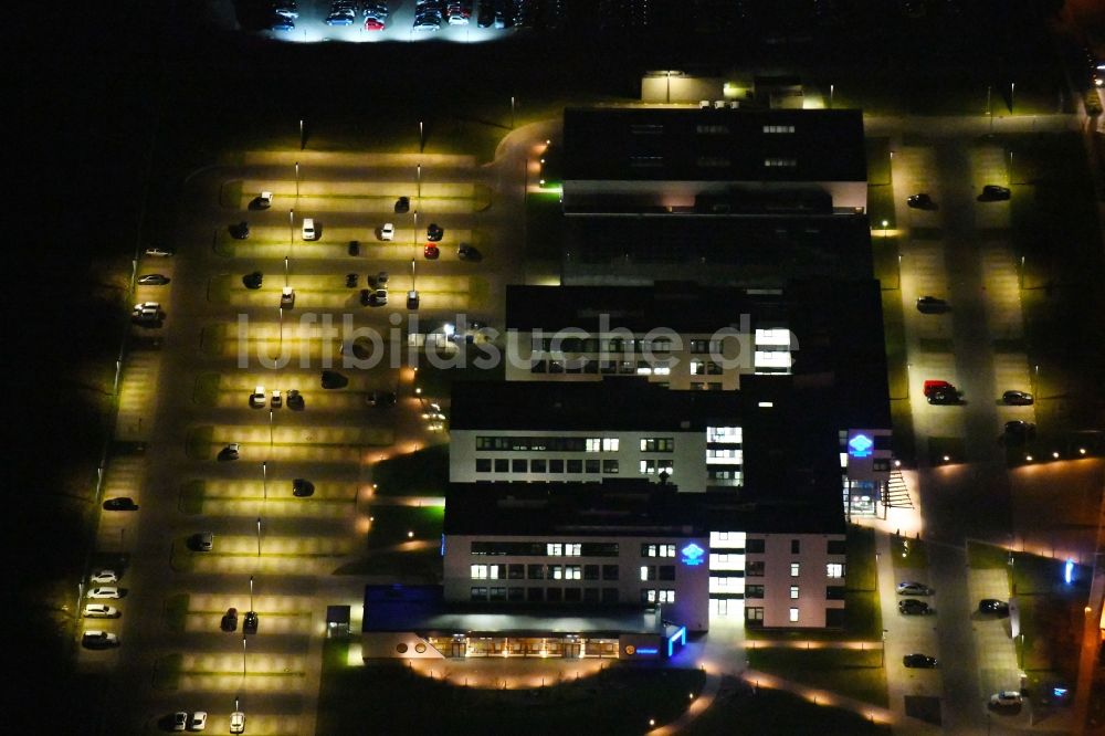 Hattorf-Heiligendorf bei Nacht von oben - Nachtluftbild des Bürogebäude des Geschäftshauses der Sumitomo Electric Bordnetze SE am Brandgehaege in Hattorf-Heiligendorf im Bundesland Niedersachsen, Deutschland