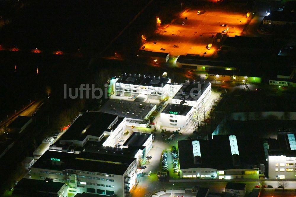 Wolfsburg bei Nacht von oben - Nachtluftbild des Bürogebäude der VOLKE - Entwicklungsring SE in der Daimlerstraße in Wolfsburg im Bundesland Niedersachsen, Deutschland