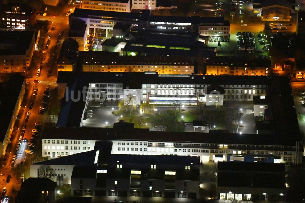 Nachtluftbild Erfurt - Nachtluftbild des Campus- Gebäude der Fachhochschule Erfurt in der Altonaer Straße in Erfurt im Bundesland Thüringen, Deutschland