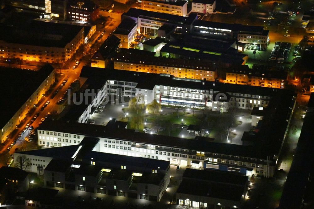 Nacht-Luftaufnahme Erfurt - Nachtluftbild des Campus- Gebäude der Fachhochschule Erfurt in der Altonaer Straße in Erfurt im Bundesland Thüringen, Deutschland