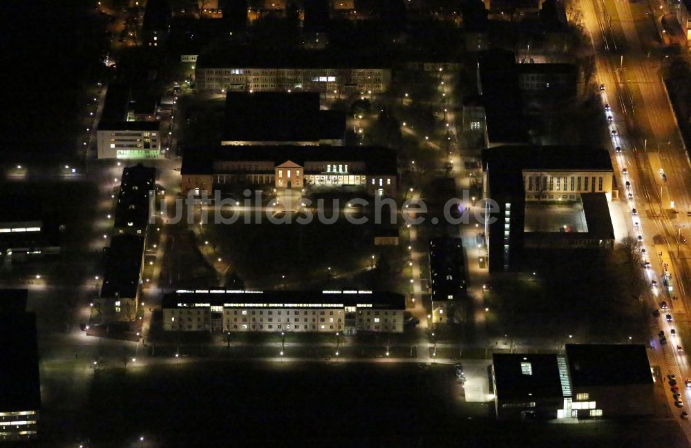 Erfurt bei Nacht von oben - Nachtluftbild des Campus- Gebäude der Fachhochschule Erfurt in der Altonaer Straße in Erfurt im Bundesland Thüringen, Deutschland