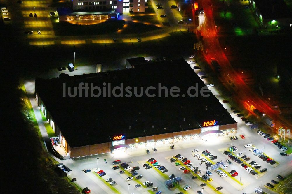 Hattorf-Heiligendorf bei Nacht von oben - Nachtluftbild des Einkaufs- Zentrum der real,- SB-Warenhaus GmbH am Brandgehaege in Hattorf-Heiligendorf im Bundesland Niedersachsen, Deutschland