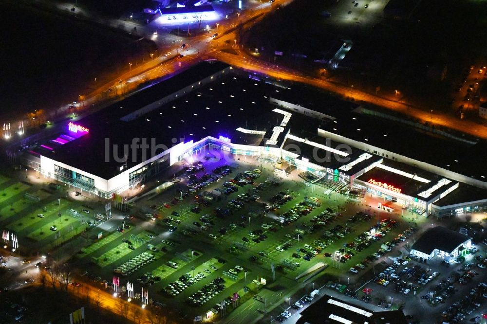 Erfurt bei Nacht von oben - Nachtluftbild des Einkaufs- Zentrum T.E.C. - Thüringer Einkaufscenter in der Hermsdorfer Straße in Erfurt im Bundesland Thüringen, Deutschland