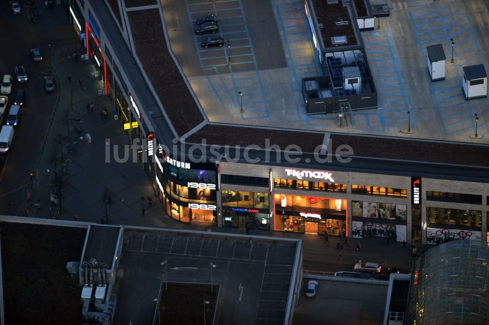 Berlin bei Nacht aus der Vogelperspektive: Nachtluftbild des Einkaufszentrum am Elcknerplatz am Bahnhof Berlin - Köpenick