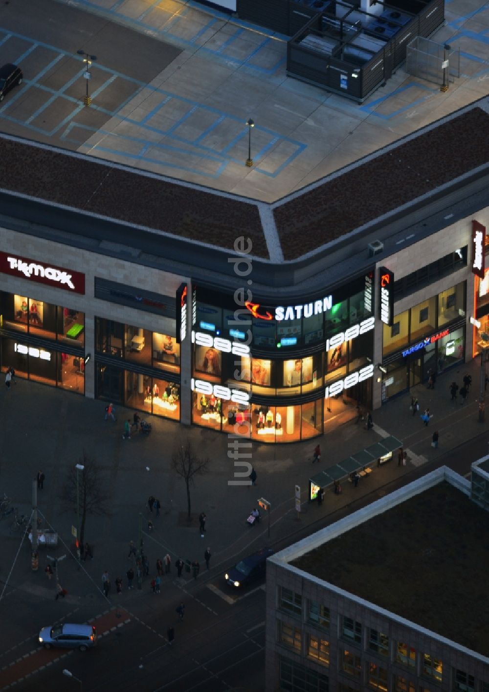 Berlin bei Nacht von oben - Nachtluftbild des Einkaufszentrum am Elcknerplatz am Bahnhof Berlin - Köpenick