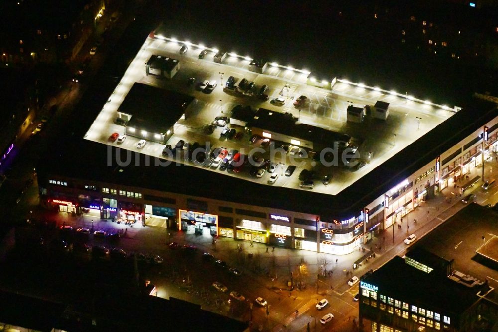 Berlin bei Nacht von oben - Nachtluftbild Nachtluftbild des Einkaufszentrum am Elcknerplatz am Bahnhof Berlin - Köpenick