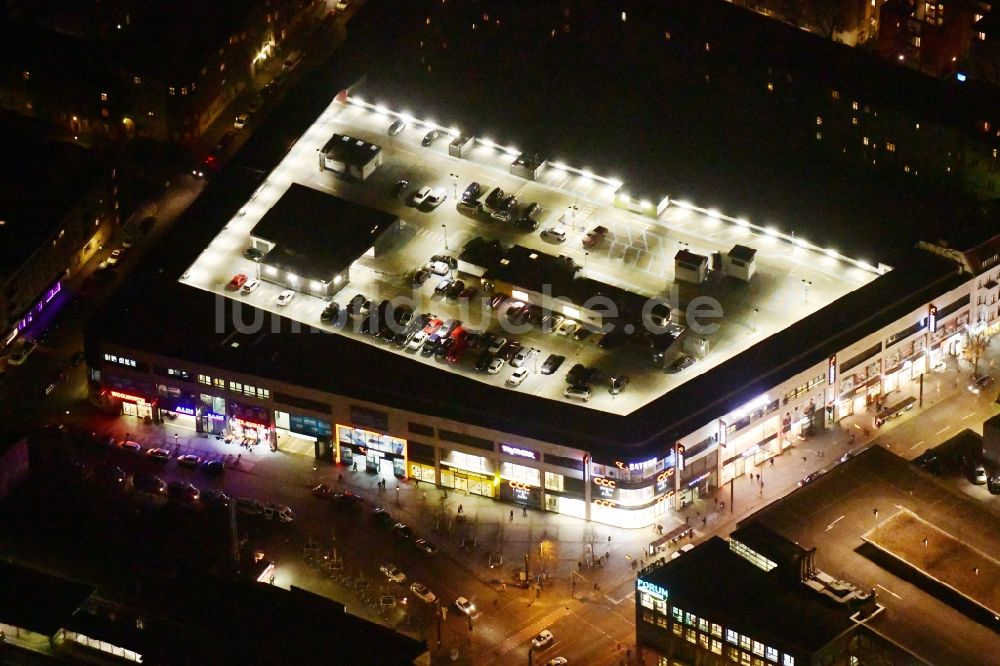 Berlin bei Nacht aus der Vogelperspektive: Nachtluftbild Nachtluftbild des Einkaufszentrum am Elcknerplatz am Bahnhof Berlin - Köpenick